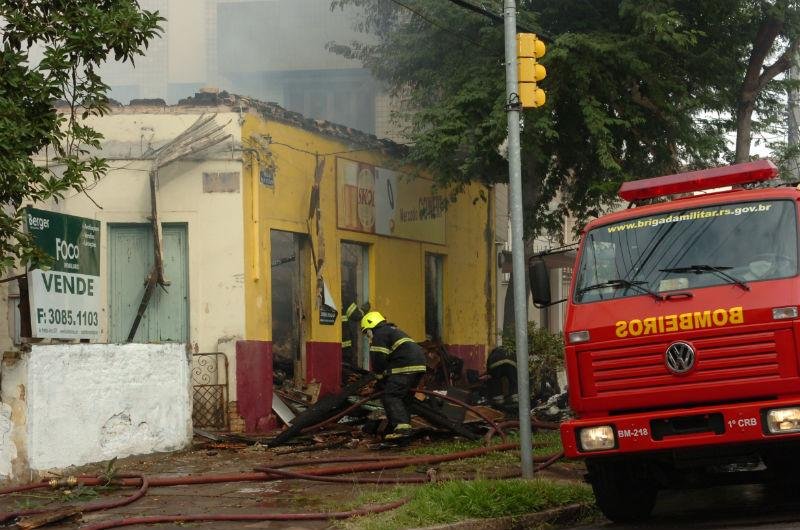 Com o fogo, o telhado desabou e as paredes amea&ccedil;avam ruir