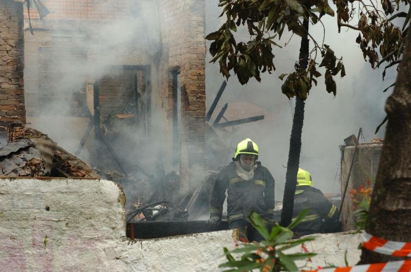 Inc&ecirc;ndio em armaz&eacute;m de Porto Alegre &eacute; controlado 