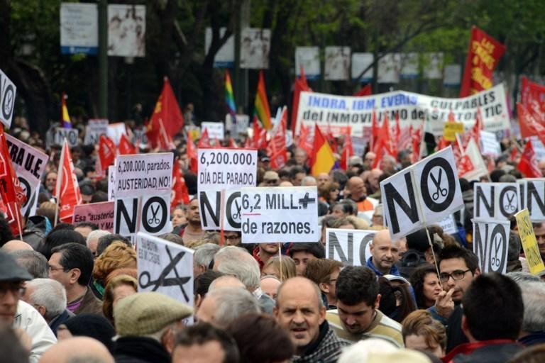 Manifestantes levaram cartazes para protestar no Dia do Trabalho na Europa