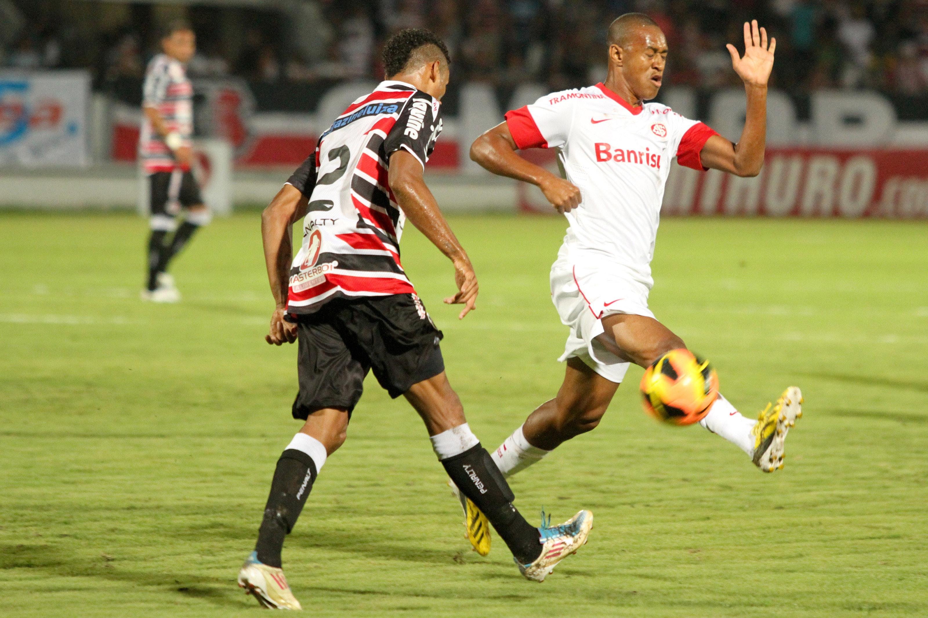 Lateral critica falta de velocidade no toque de bola e chances perdidas pelo Inter