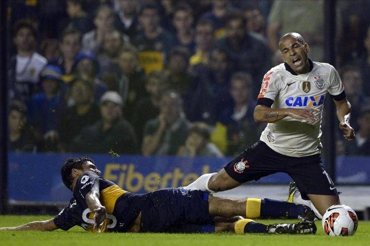 Boca faz valer press&atilde;o da Bombonera e vence o Corinthians