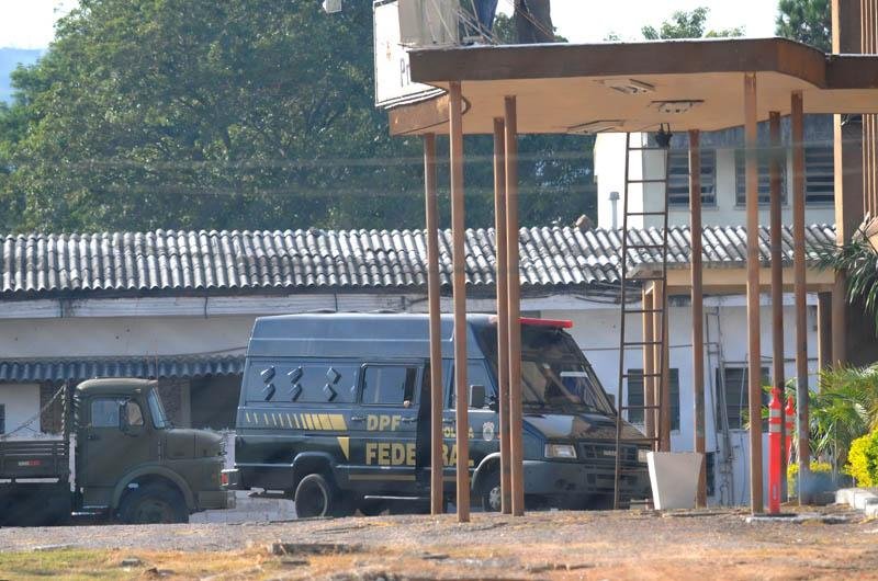 Van da PF levou suspeitos para prestar depoimento na sede da superintend&ecirc;ncia