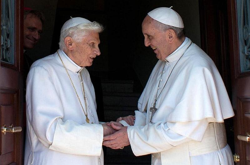 Bento XVI volta ao Vaticano e &eacute; recebido pelo papa Francisco