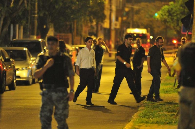 Pouco depois da 1h, o criminoso libertou os demais ref&eacute;ns e foi preso