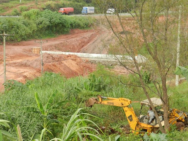 Lixo acumulado &agrave;s margens da BR 386 pode atrasar duplica&ccedil;&atilde;o da rodovia