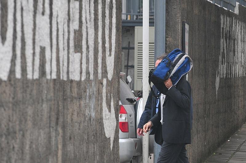 Populares xingaram presos ao passarem pela frente do Central