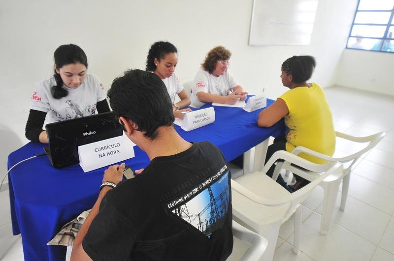 Estande foi montado para preenchimento de curr&iacute;culos