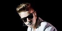 Durante show em Dubai, Justin Bieber foi agarrado por um fã no palco