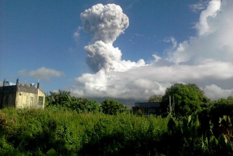 Explos&atilde;o em vulc&atilde;o mata cinco e deixa oito feridos