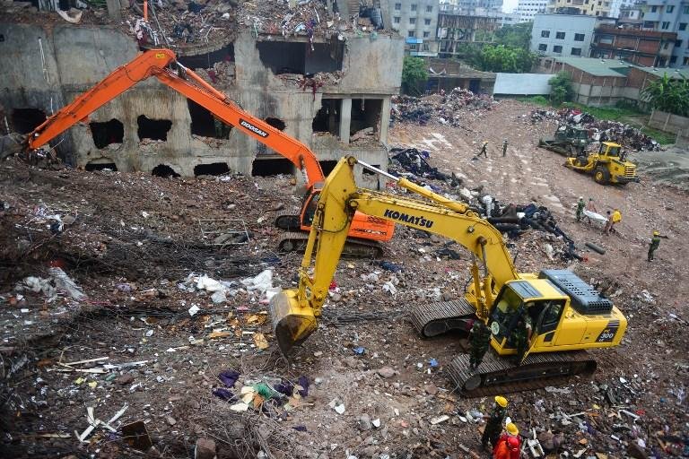 Equipes de resgate trabalham onde pr&eacute;dio desabou em Bangladesh