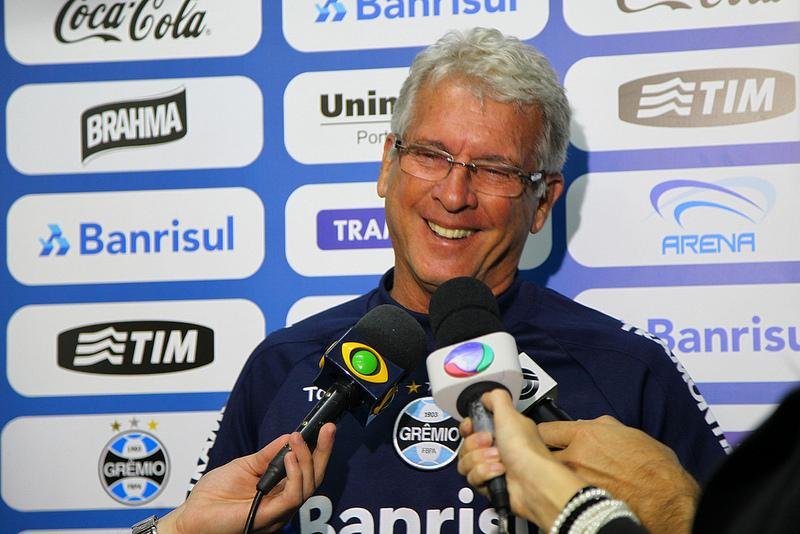 Treino do Gr&ecirc;mio tem pux&atilde;o de orelha e ritmo intenso no Ol&iacute;mpico 