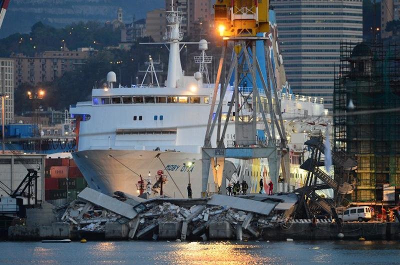 Torre desabou ap&oacute;s navio colidir no porto de G&ecirc;nova