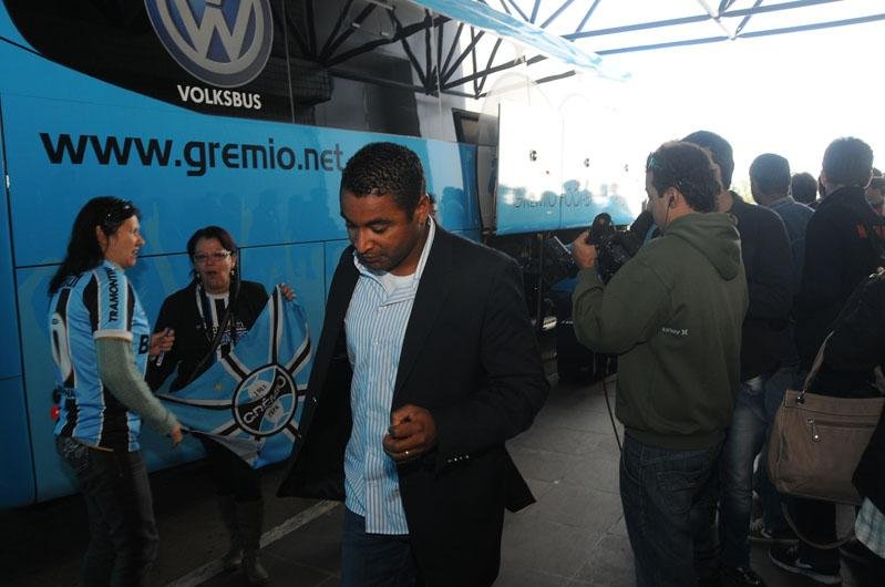 Gr&ecirc;mio embarca para Bogot&aacute; 