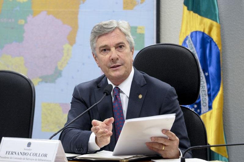 Em comiss&atilde;o, Collor rasga relat&oacute;rio de presta&ccedil;&atilde;o de contas do Dnit