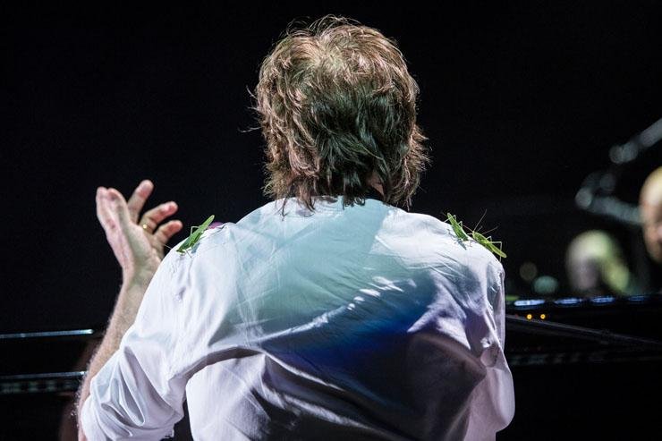Insetos pousaram nos ombros de McCartney durante o show