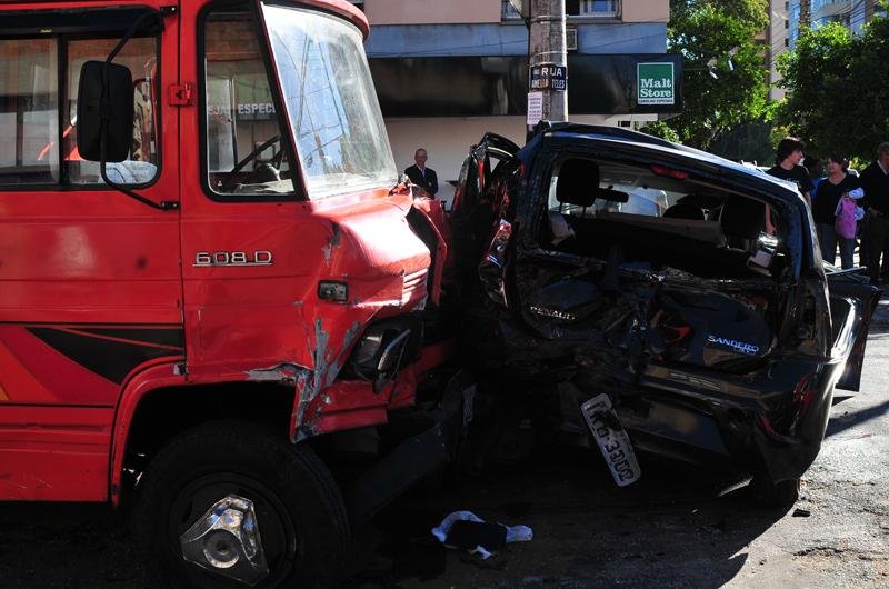 Caminh&atilde;o colide contra seis ve&iacute;culos em Porto Alegre
