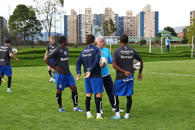 Mello conversa com Z&eacute; Roberto durante treino na Col&ocirc;mbia