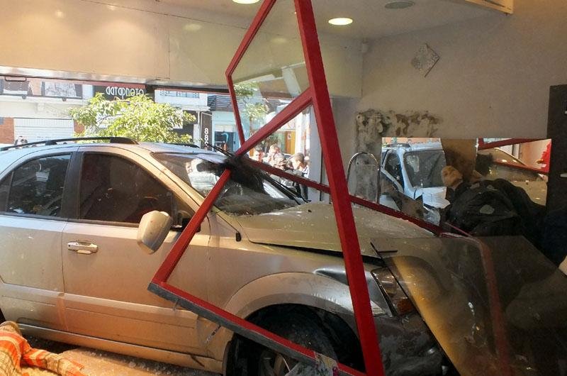 Motorista perdeu controle do ve&iacute;culo e invadiu loja