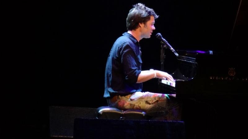 Rufus Wainwright apresentou lindas can&ccedil;&otilde;es com piano e voz