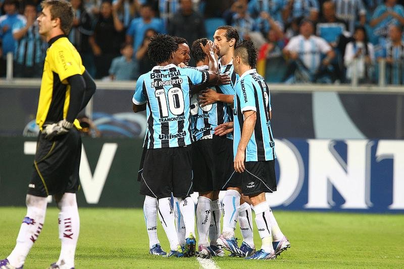 Anderson (&agrave; esquerda) n&atilde;o conseguiu evitar vit&oacute;ria do Gr&ecirc;mio na Arena 