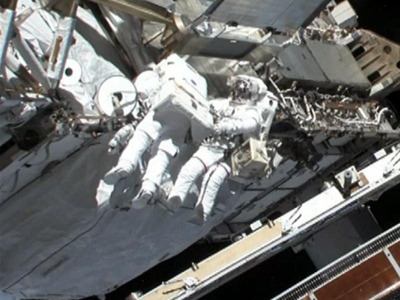 Astronautas controlam vazamento de am&ocirc;nia 