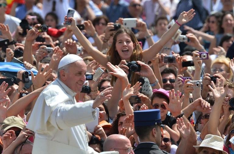 Papa Francisco saudou multid&atilde;o na Pra&ccedil;a de S&atilde;o Pedro