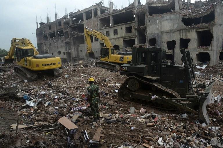 Equipes de resgate trabalham onde pr&eacute;dio desabou em Bangladesh