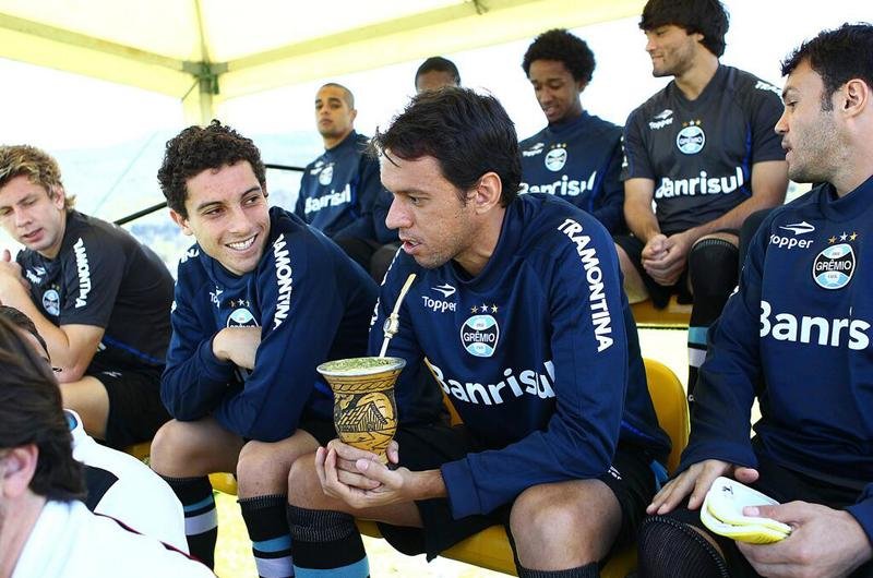 Enquanto jogo n&atilde;o come&ccedil;ava, jogadores se aqueceram tomando um chimarr&atilde;o
