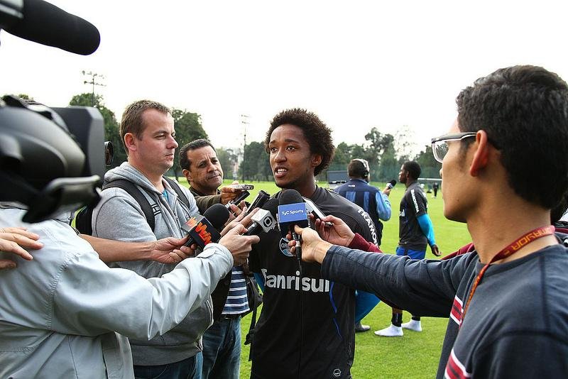Meia sofreu les&atilde;o no ombro em jogo-treino na Col&ocirc;mbia