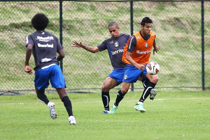 Souza exalta for&ccedil;a do meio-campo com retorno de Z&eacute; Roberto e Elano