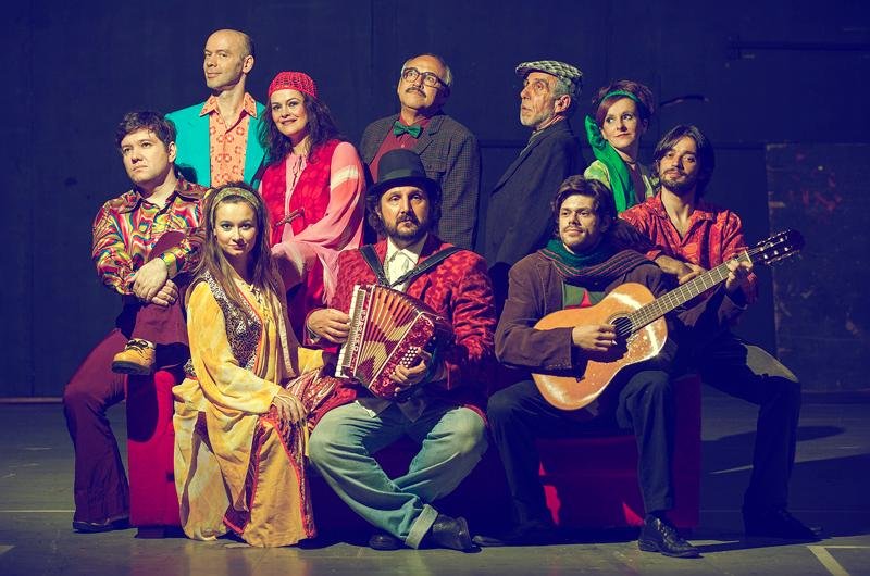 Quatro decadas de hist&oacute;ria s&atilde;o interpretadas por 11 atores porto-alegrenses