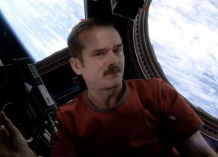 Astronauta gravou um v&iacute;deo cantando uma m&uacute;sica do David Bowie