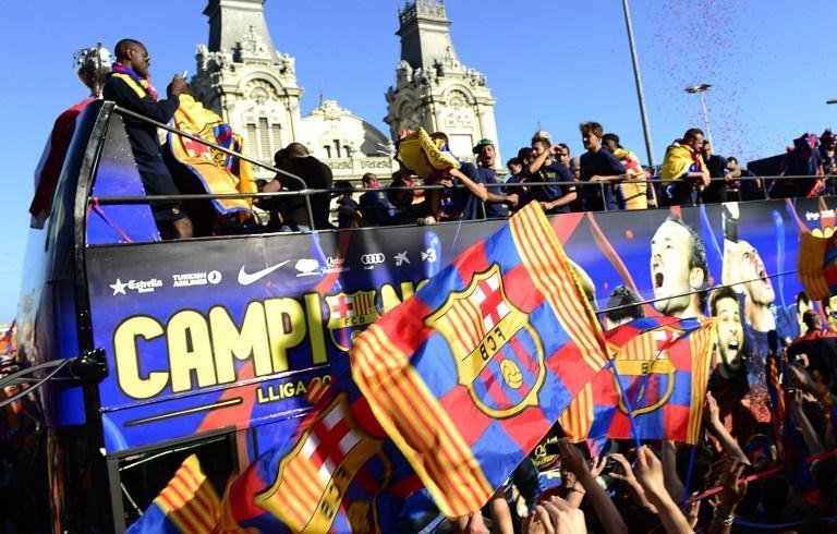 Jogadores do Barcelona desfilam com ta&ccedil;a do Espanhol  