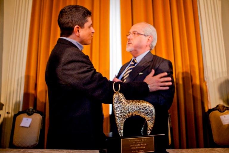 Escritor Altair Martins (E) recebe Pr&ecirc;mio Moacyr Scliar do governo do RS