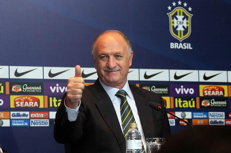 T&eacute;cnico da Sele&ccedil;&atilde;o surpreendeu ao deixar Ronaldinho e Kak&aacute; de fora