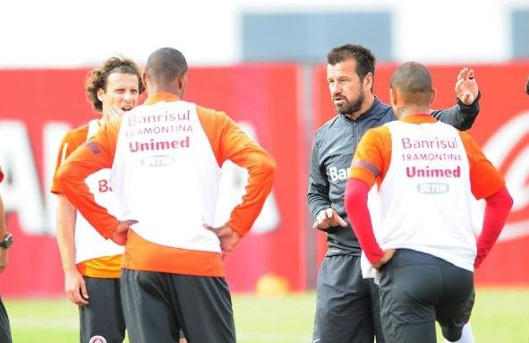 Pol&iacute;tica honesta e simples de Dunga ganha jogadores no Inter 