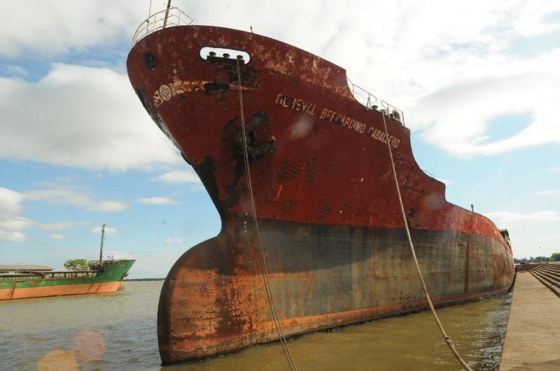 Embarca&ccedil;&atilde;o &eacute; grande e opera&ccedil;&atilde;o de reboque complexa