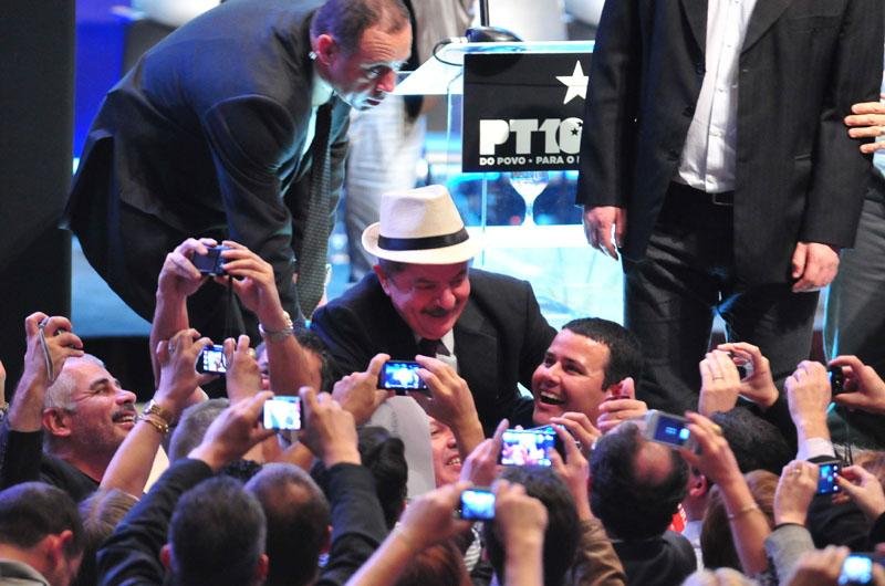 P&uacute;blico entregou chap&eacute;u para ex-presidente, que posou para fotos