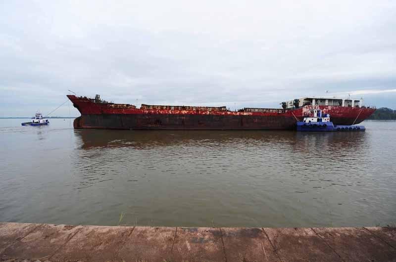 Navio paraguaio j&aacute; estava h&aacute; 15 anos atracado no Cais do Porto