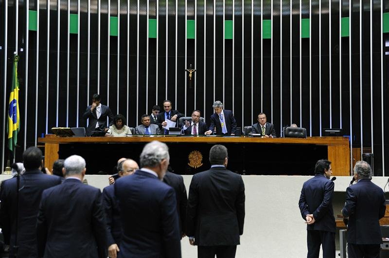 Parlamentares analisam 14 destaques do texo aprovado ontem