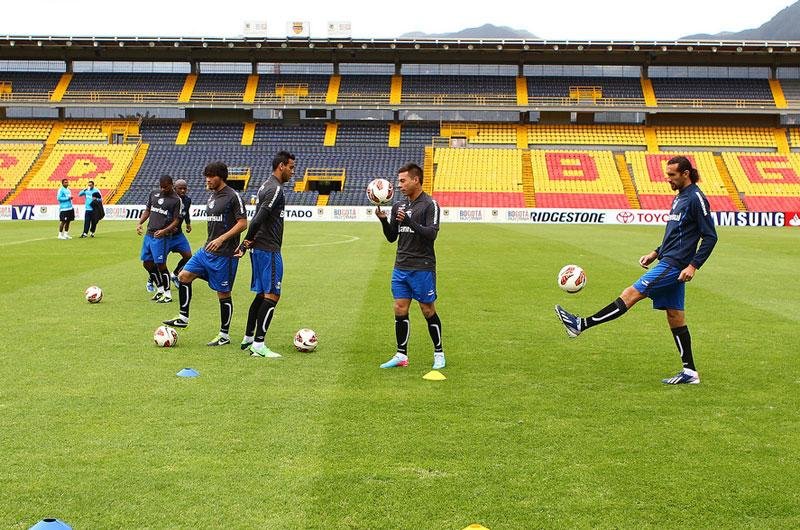 Gr&ecirc;mio faz o reconhecimento do local na v&eacute;spera do jogo com o Santa Fe