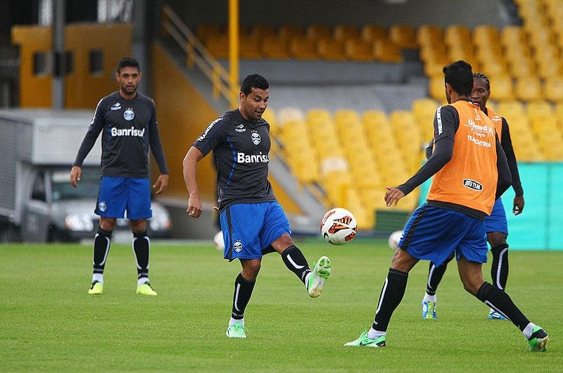 Gr&ecirc;mio faz treino recreativo para reconhecer est&aacute;dio El Camp&iacute;n