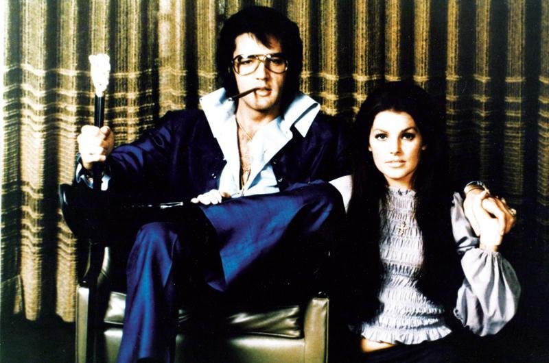 Elvis com Priscila Presley em Graceland, lugar de peregrina&ccedil;&atilde;o dos f&atilde;s