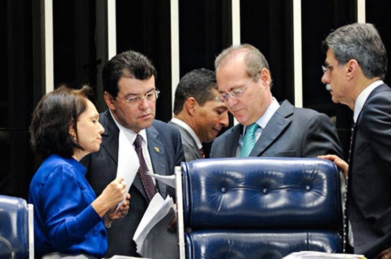 Presidente do Senado, Renan Calheiros, fez a leitura do of&iacute;cio para abrir vota&ccedil;&atilde;o da MP dos Portos 