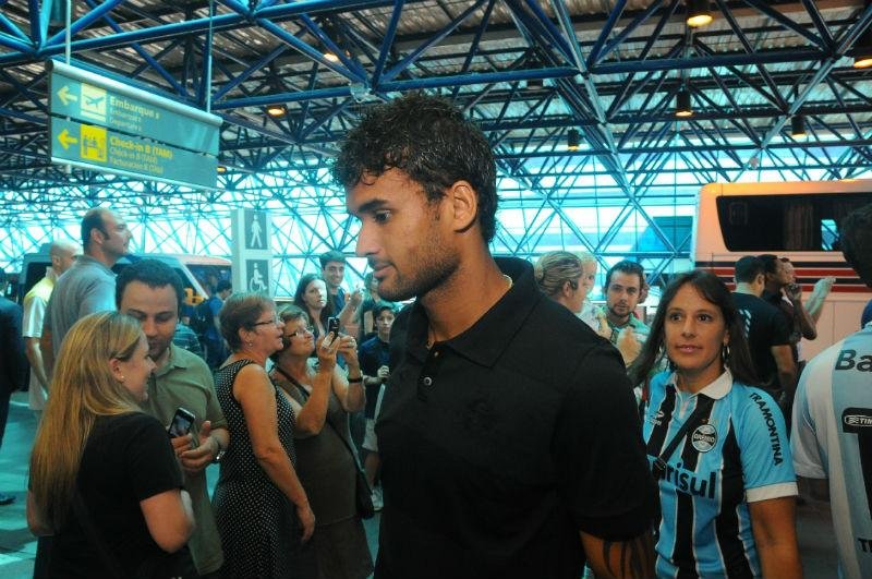 Willian Jos&eacute; chega a S&atilde;o Paulo para fechar com o Santos 