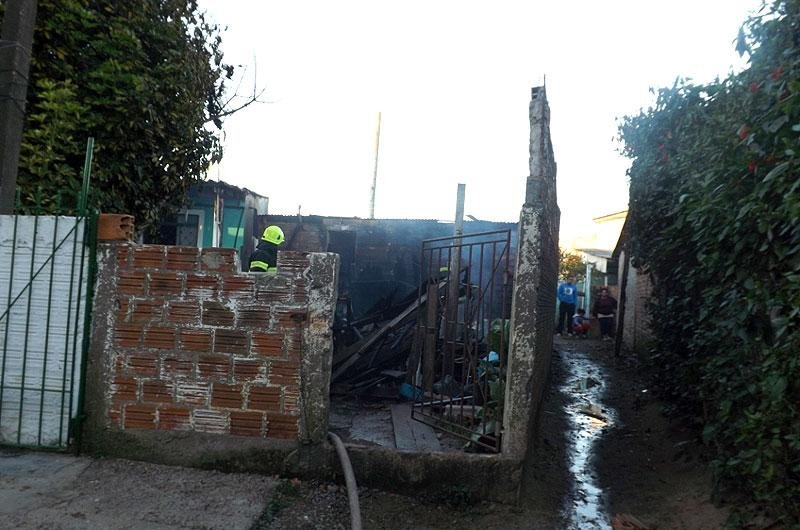 Casa pegou fogo no Lami e duas crian&ccedil;as de 3 e 4 anos est&atilde;o entre as v&iacute;timas