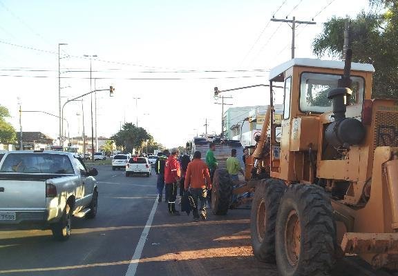 Equipamento agr&iacute;cola foi retirado por um guincho