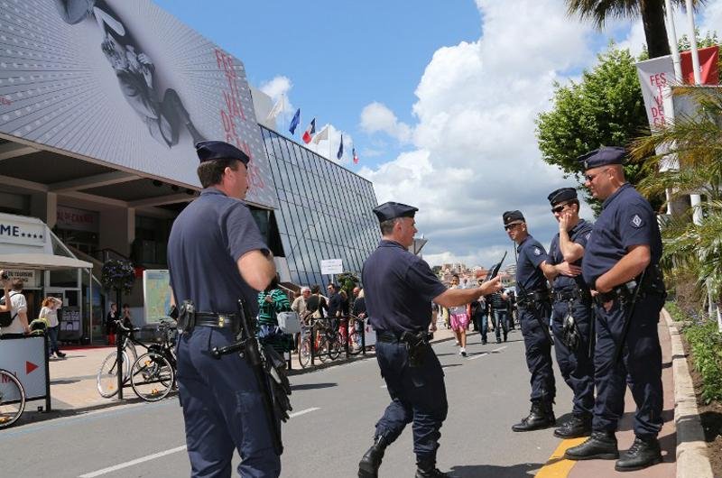 Brincos e colares seriam usados por atrizes no Festival de Cinema