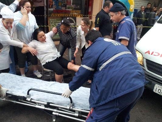 Quatro pessoas s&atilde;o baleadas em assalto no centro da Capital