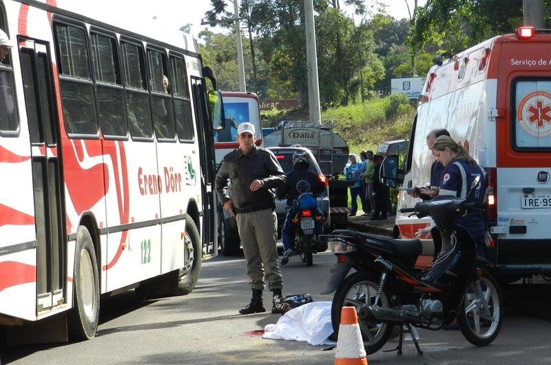 Homem de 42 anos morreu ao colidir em caminh&atilde;o